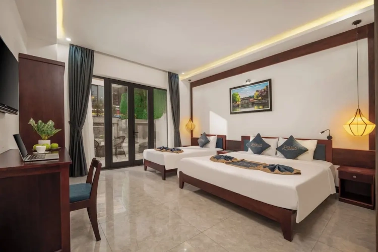 Deluxe Triple room with pool view