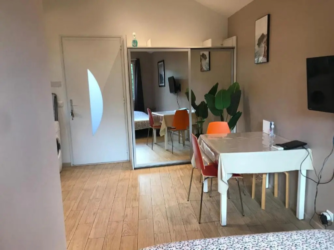 Studio 10 minutes centre easy parking climatisation