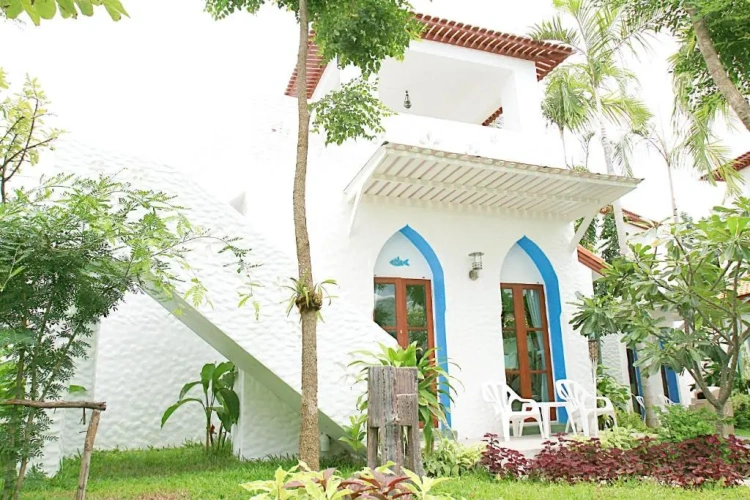 Villa with balcony and beachfront