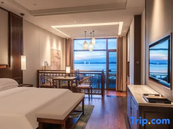 Deluxe Double Suite with lake view