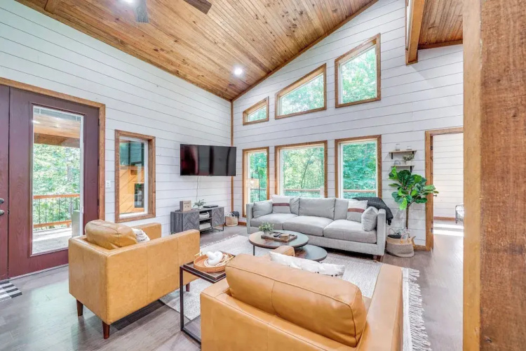 Creekside Cabin w/ Views & Hot Tub in Broken Bow