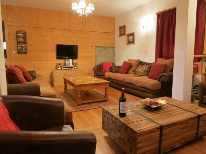 5 Bedrooms Apartment