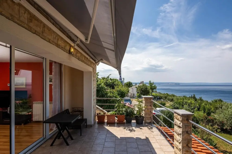 Colourful Seaview Apartment