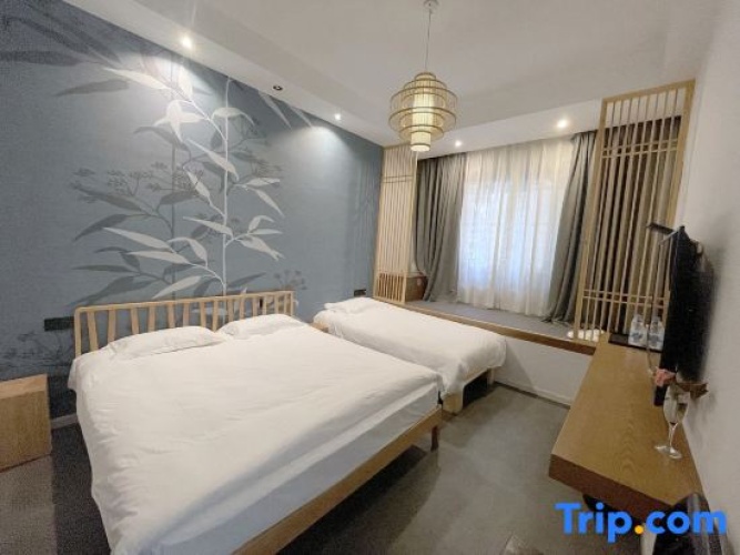Standard Twin Family room with garden view