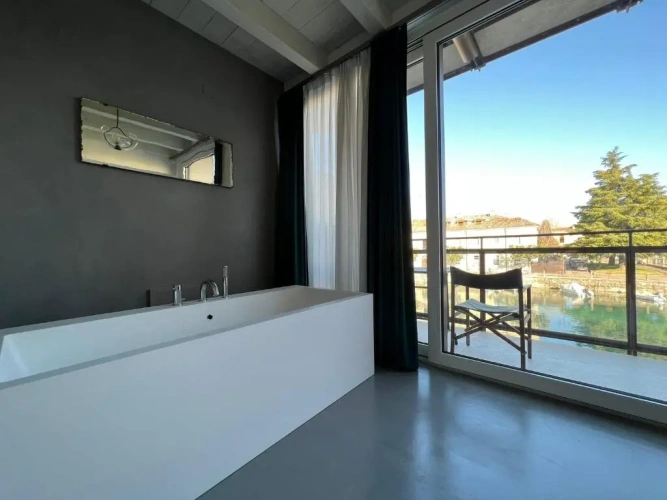 Suite with lake view