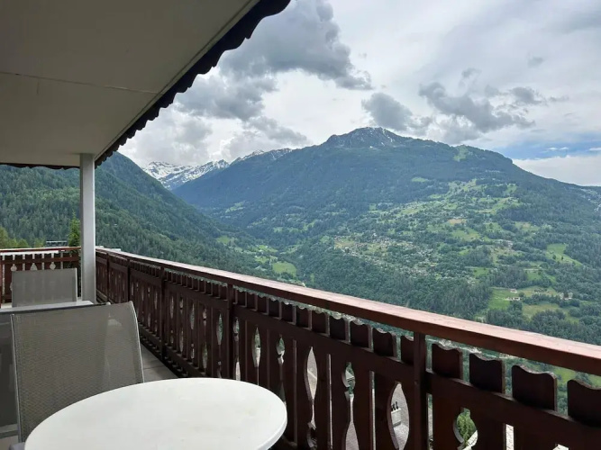 Apartment With Stunning Mountain View