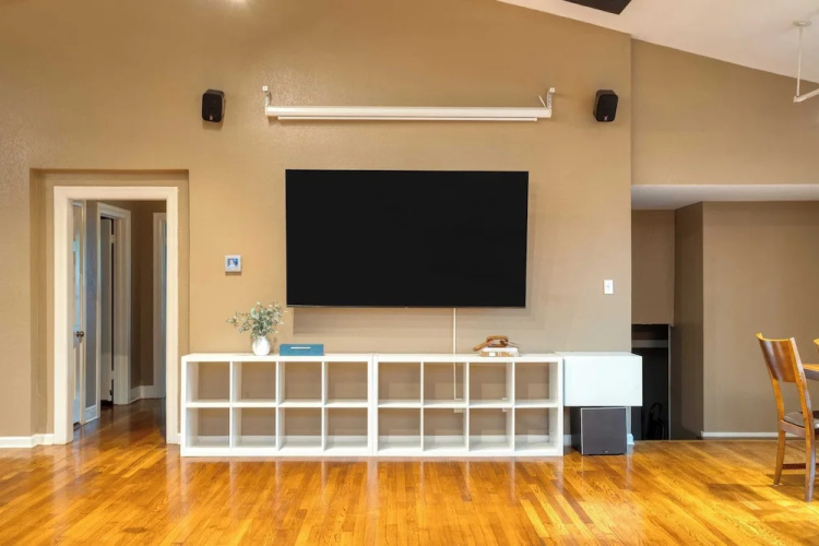 Sleeps 18! Game Room, Deck w/ Firepit, 5bdr, Casita Cedar & Stone by Avantstay
