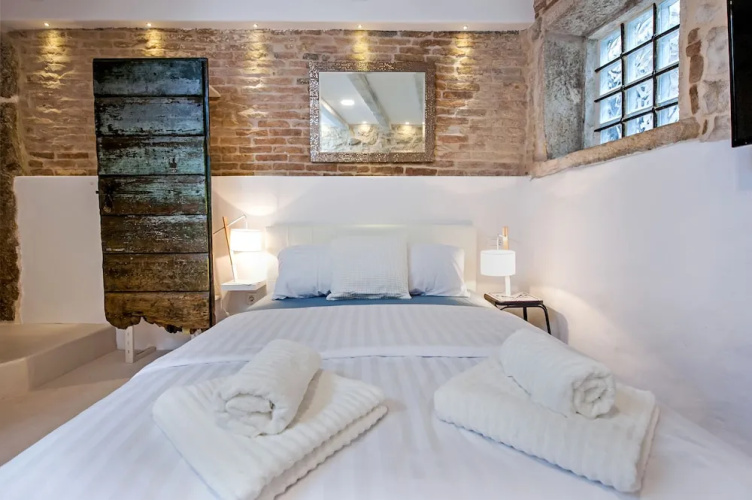 Luna Rooms and Studios