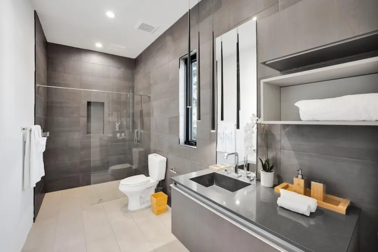 5 Bedrooms Villa