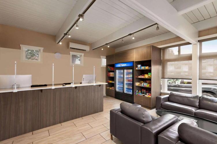 Super 8 by Wyndham Courtenay