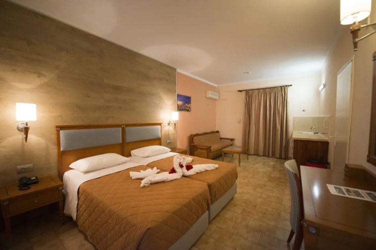 Sandy's Studios Apartments & Log Villas