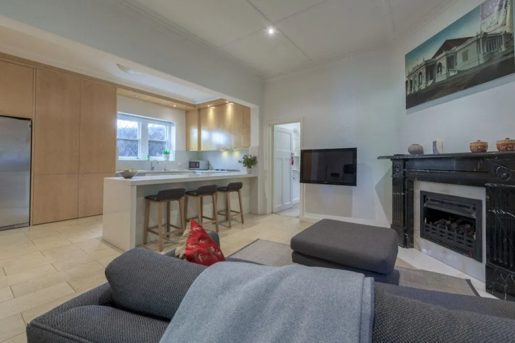 Exquisite 4 Bedroom House with Pool