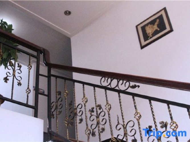 Golden Phoenix Business Hotel (Linhai Branch)