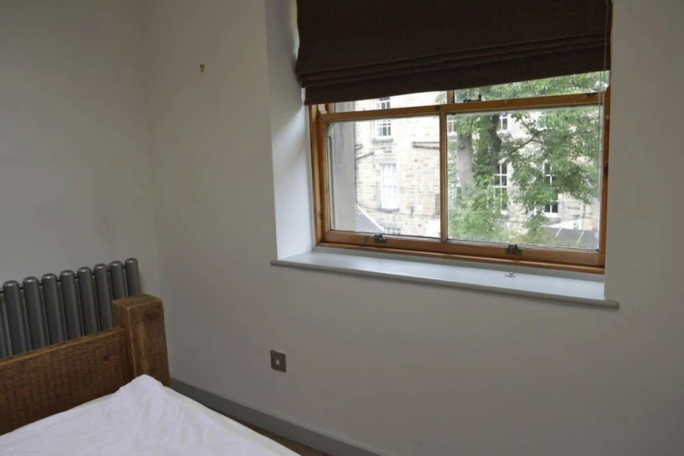 2 Bedroom Edinburgh Flat on Quiet Cobbled Street