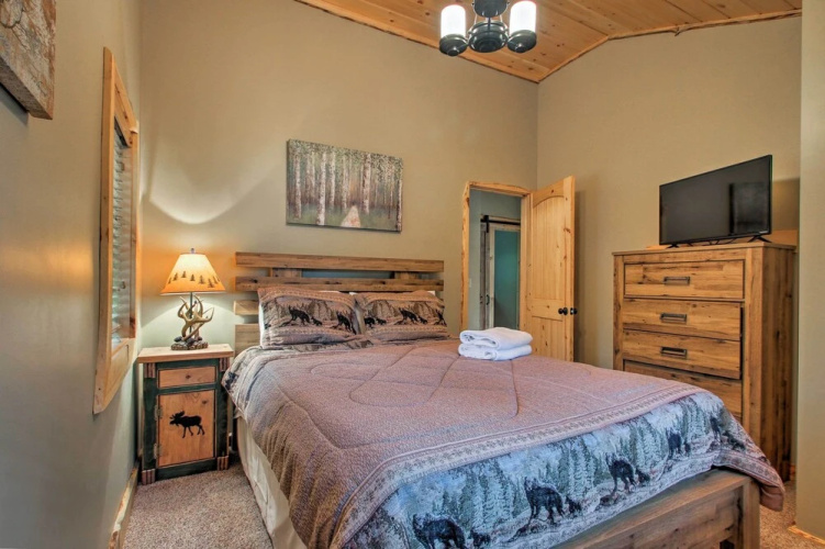 Timber Home: Walk to Slopes & N Conway Shops!
