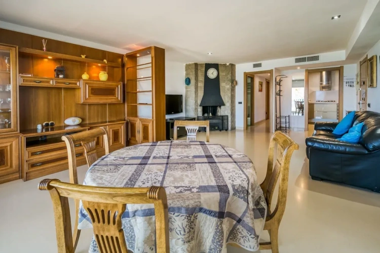 4 Bedrooms Apartment with balcony