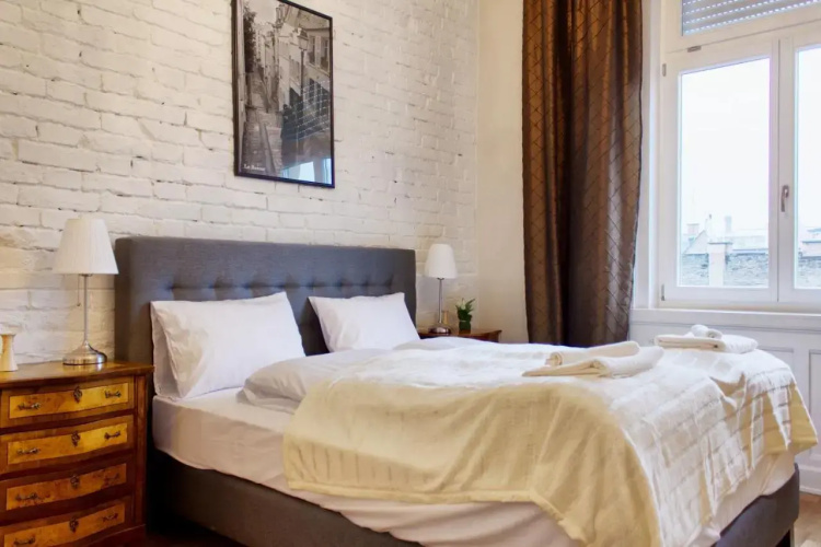 4BR , 3BHR with AC at the OPERA