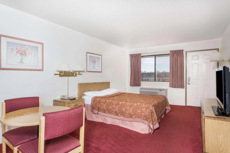 Super 8 By Wyndham Phoenix Metro North