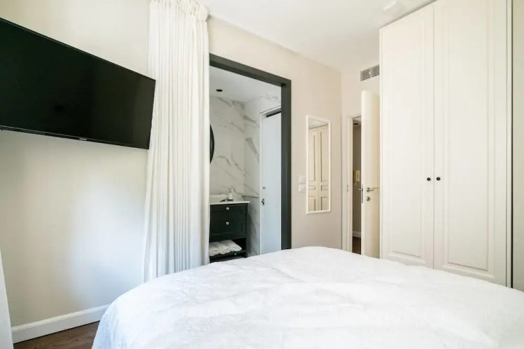 Diagonal-Stay Residency