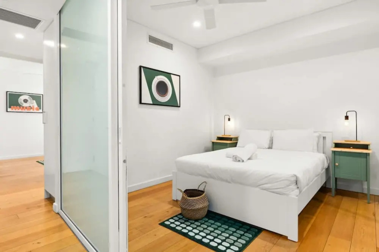 Central Charming 2 Bedrooms With Balcony Aircon