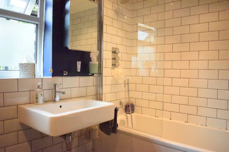 Spacious 1 Bedroom Victorian Apartment