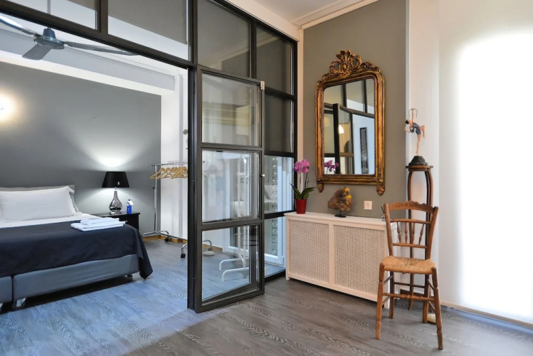 Plaka Elegant Apartment