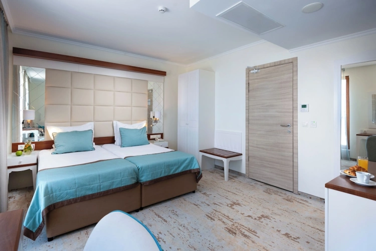 Superior Twin room with balcony and with partial sea view