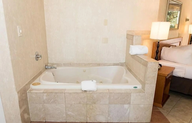 Cedar Park Inn & Whirlpool Suites photo 16