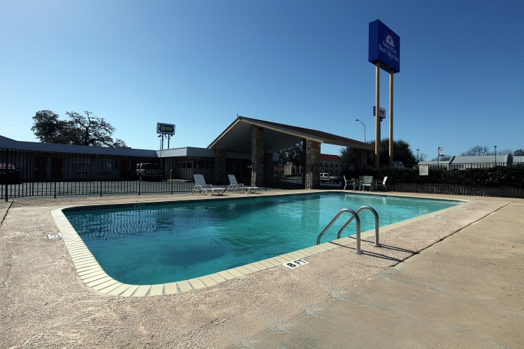 Americas Best Value Inn Uvalde photo 13