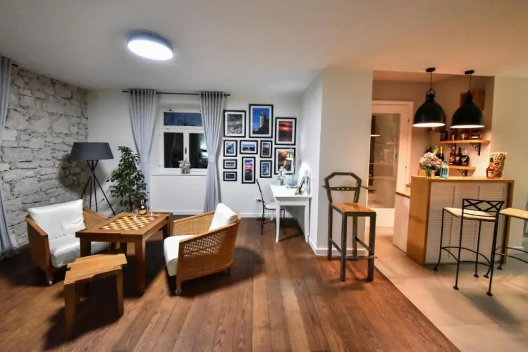 4 Bedrooms Cottage