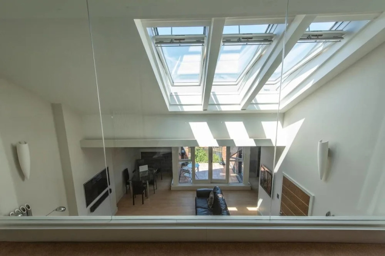 Amazing Spacious 2 Bed Duplex Penthouse w/ Balcony