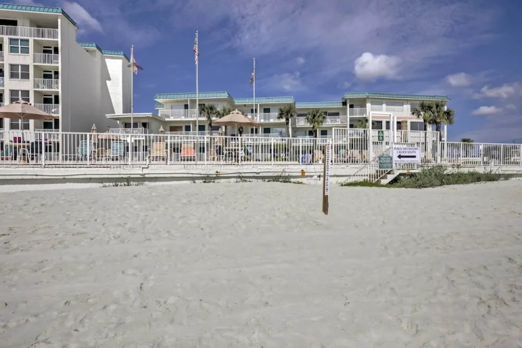 Daytona Beach Studio w/ Oceanfront Balcony & Pool!