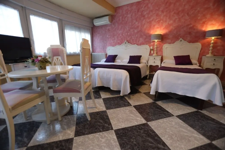 Standard Quadruple room with city view