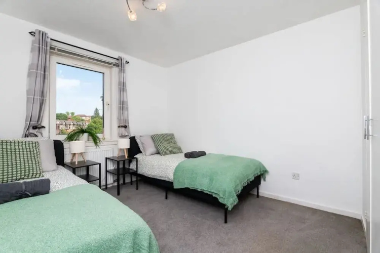 2 Bedroom Flat - Free Parking