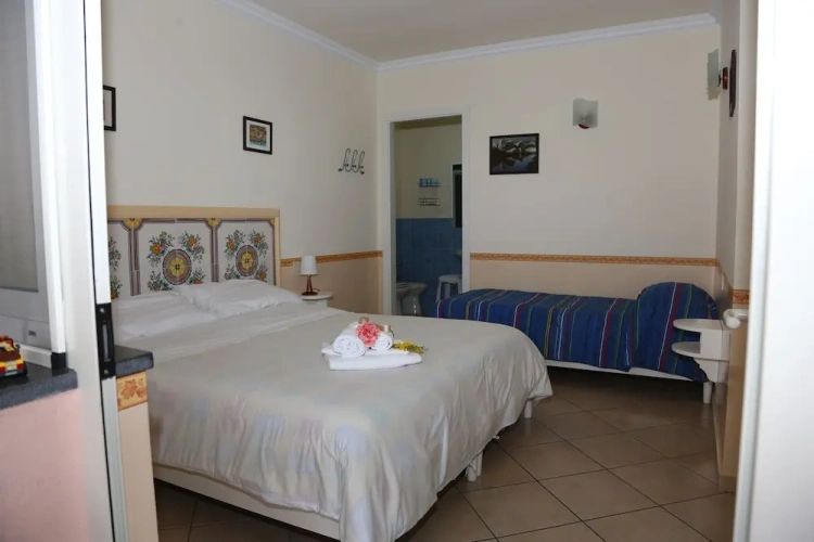 Standard Triple room