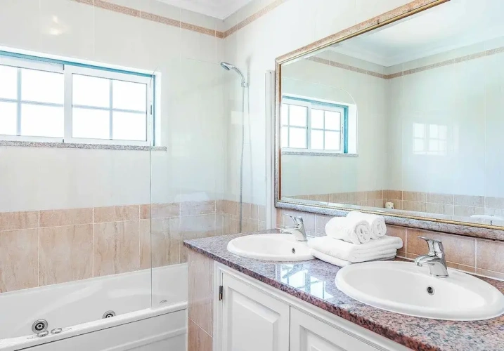 4 Bedrooms Villa