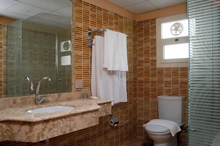 Suite with city view