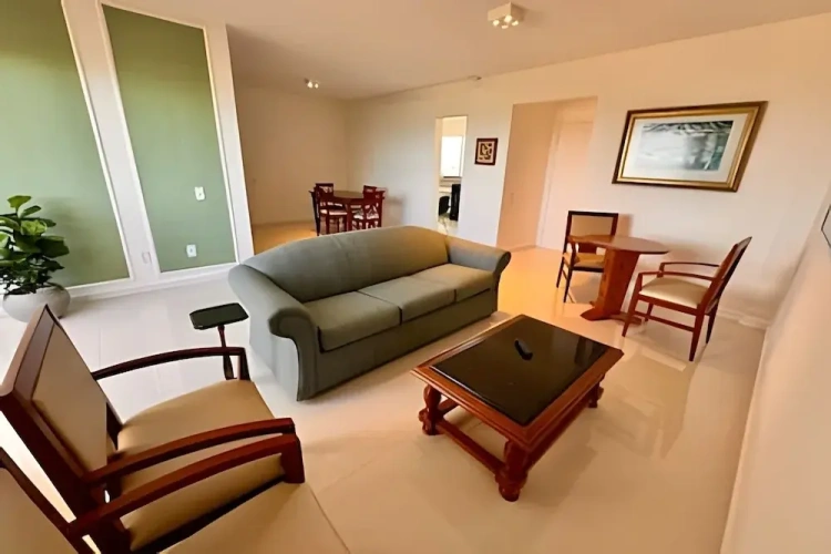 5 Bedrooms Apartment