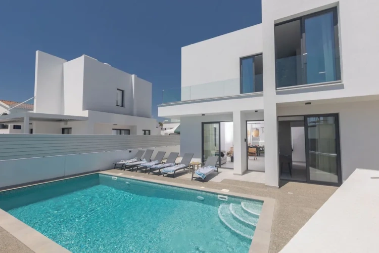 4 Bedrooms Villa with garden view