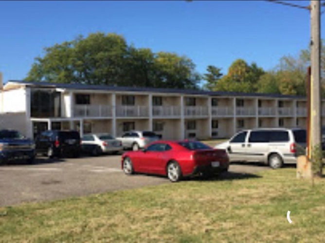 Economy Inn North Randall photo 11