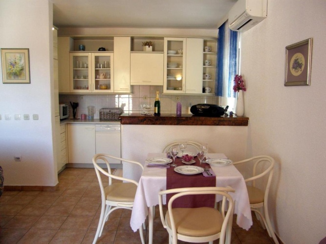 3 Bedrooms Apartment