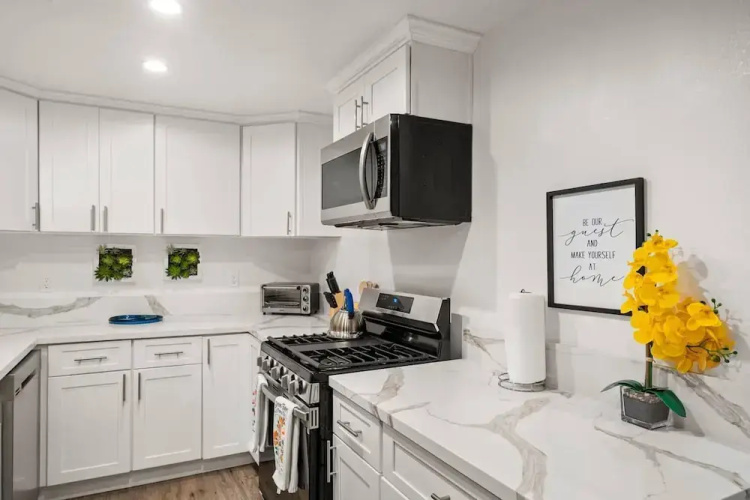 The Avalon - Modern Colorful w Private Parking
