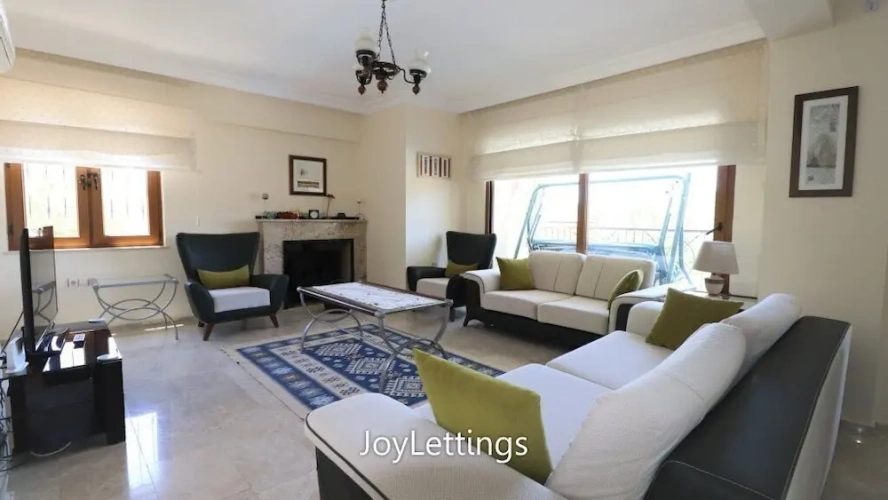5 Bedrooms Villa