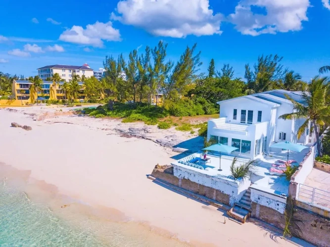 5 Bedrooms Villa