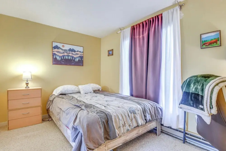 < 1/2 Mi to Sugarbush Resort: Condo w/ Deck!