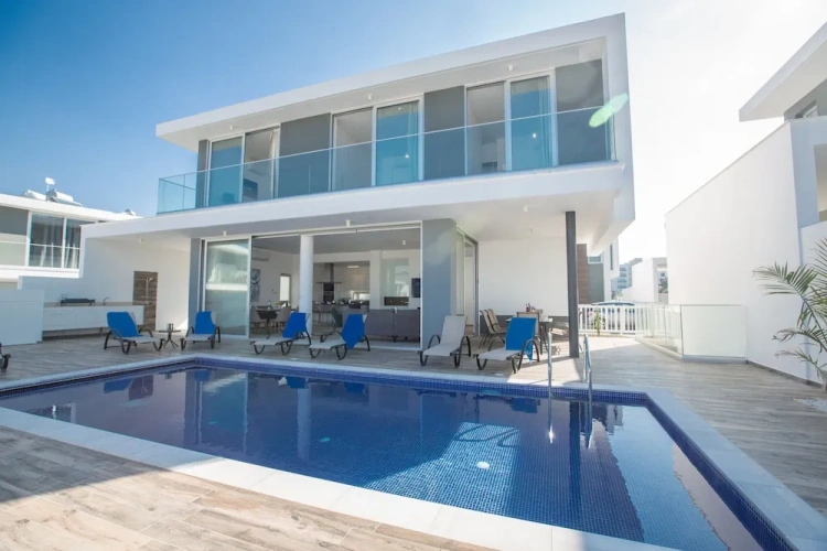 5 Bedrooms Villa