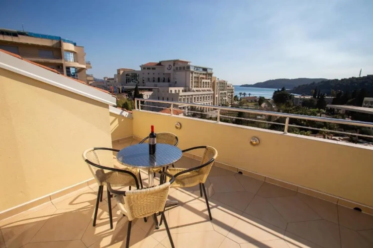 2 Bedrooms Apartment