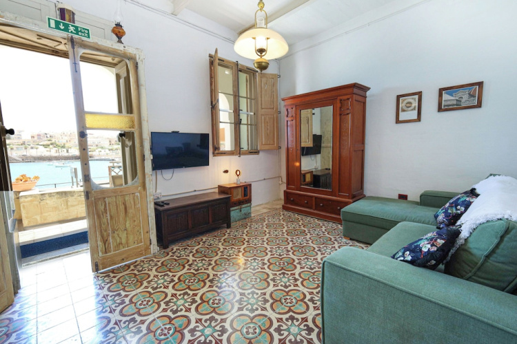 Classic 1BR Seafront Townhouse & Garden