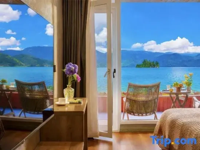 Standard Twin room with balcony and with lake view