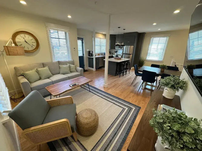 Prime Location Renovated House 6 bed 4 Bath